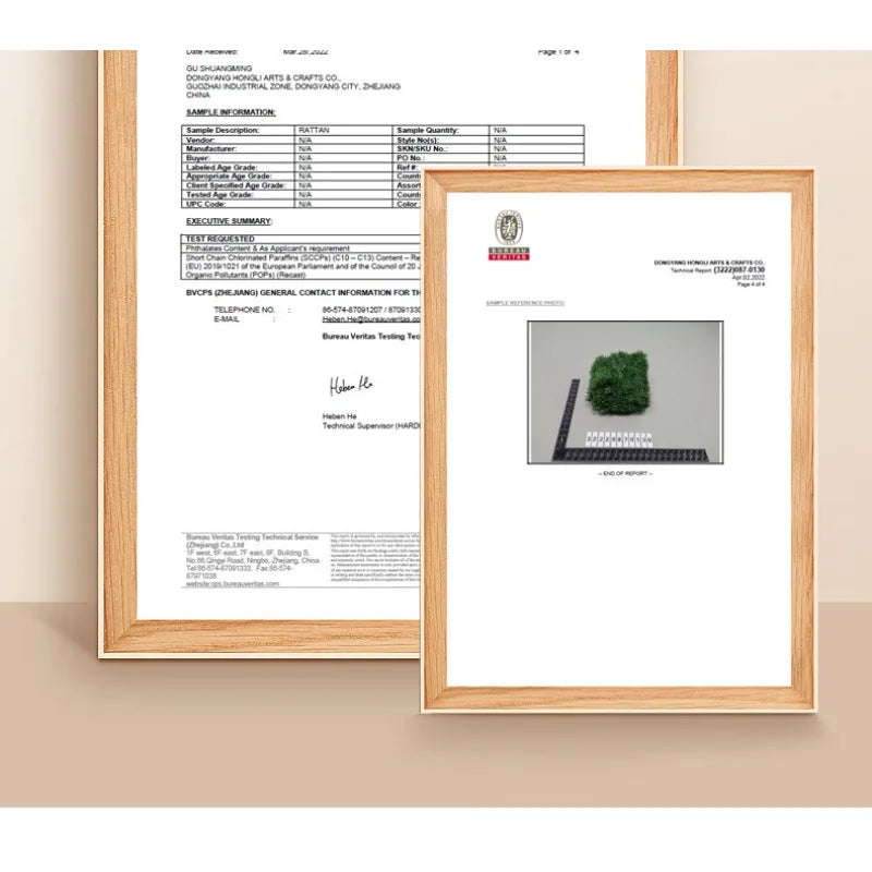 This year's popular Christmas tree is a 1.2-meter white plush tree that simulates falling snow. It is a snow pine tree