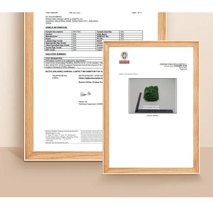 This year's popular Christmas tree is a 1.2-meter white plush tree that simulates falling snow. It is a snow pine tree