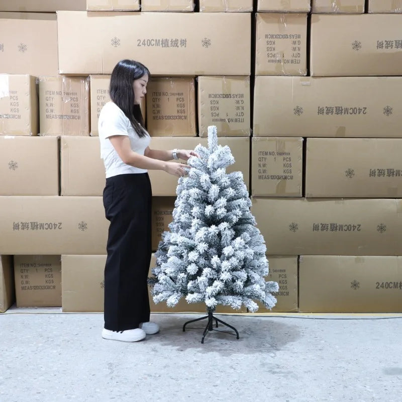 This year's popular Christmas tree is a 1.2-meter white plush tree that simulates falling snow. It is a snow pine tree