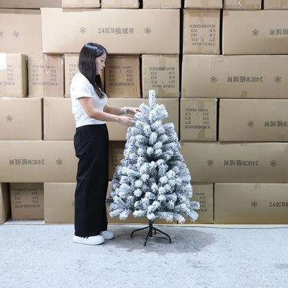 This year's popular Christmas tree is a 1.2-meter white plush tree that simulates falling snow. It is a snow pine tree